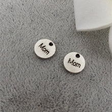 High quality 20 Pieces/Lot 10mm Silver Plated Round letter charm tags "Mom"