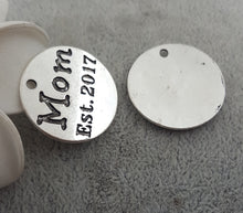 50pcs/lot 25mm Ancient silver alloy metal disc tag Relief lettering Mom Est