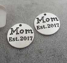 50pcs/lot 25mm Ancient silver alloy metal disc tag Relief lettering Mom Est