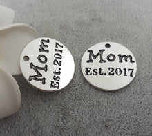 50pcs/lot 25mm Ancient silver alloy metal disc tag Relief lettering Mom Est